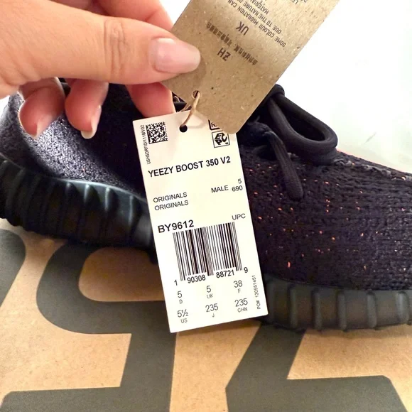 Yeezy Black and Red Interior Detail - Picture 5 of 10